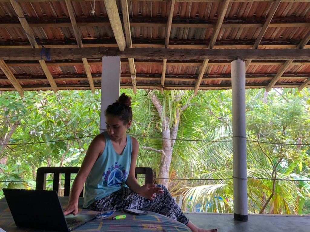 Siri Medura Surf Yoga Meditation Guesthouse And Hostel Weligama Esterno foto