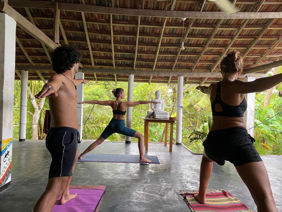 Siri Medura Surf Yoga Meditation Guesthouse And Hostel Weligama Esterno foto