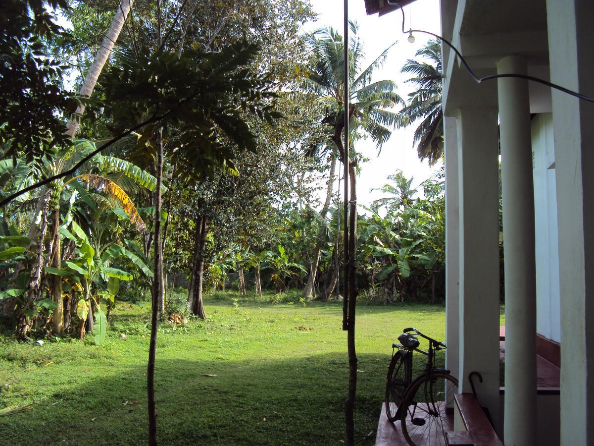 Siri Medura Surf Yoga Meditation Guesthouse And Hostel Weligama Esterno foto