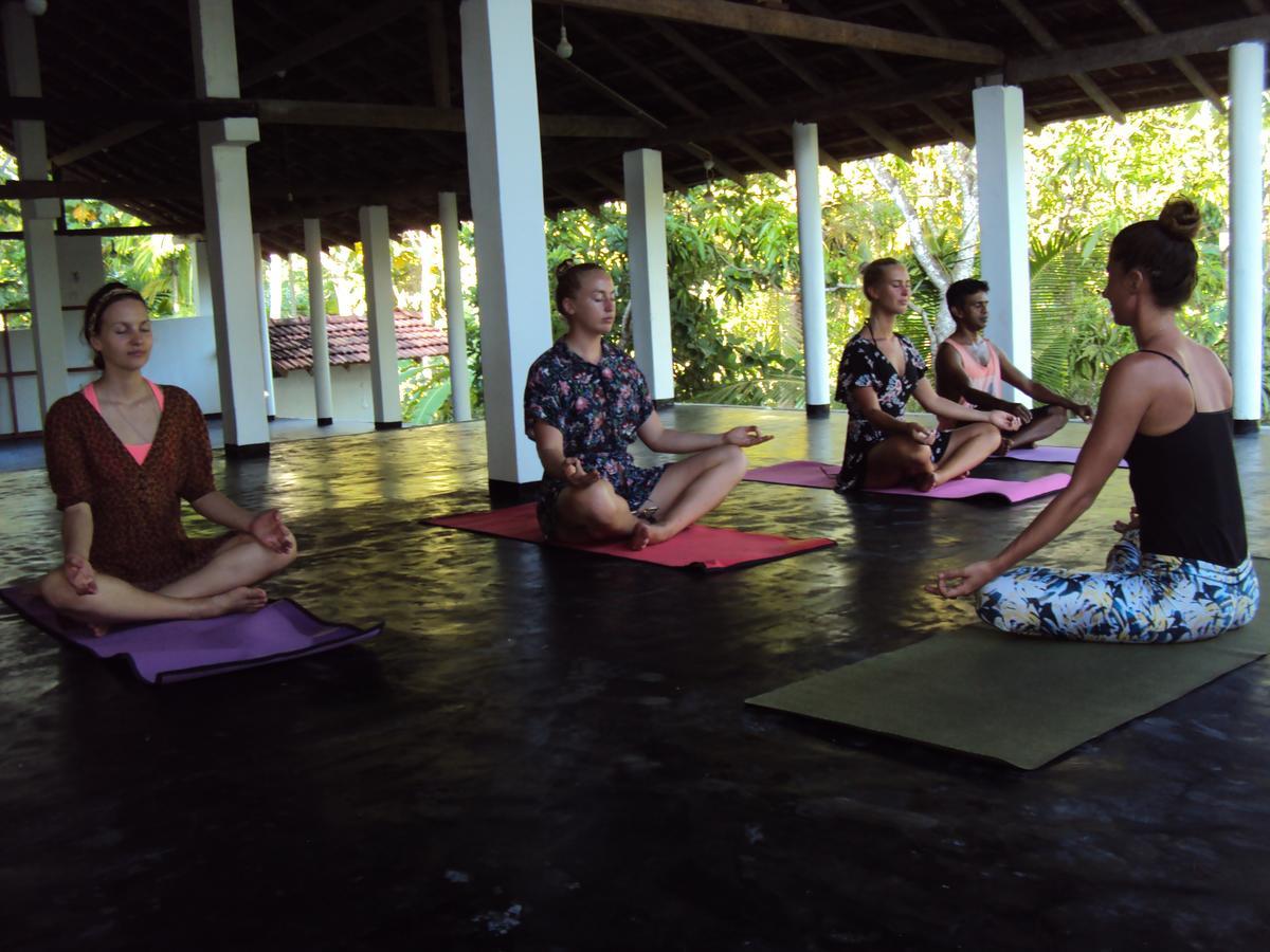 Siri Medura Surf Yoga Meditation Guesthouse And Hostel Weligama Esterno foto