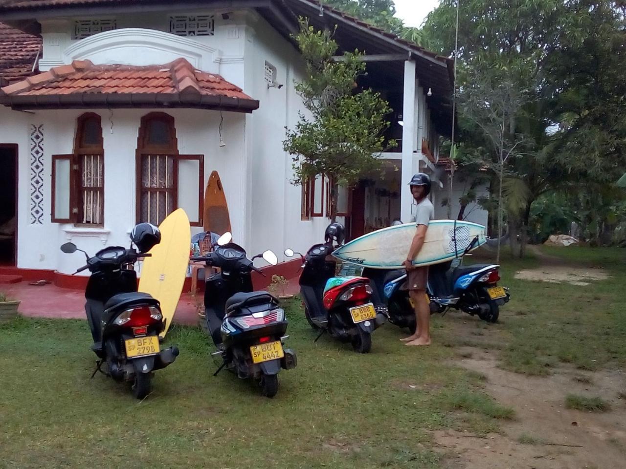 Siri Medura Surf Yoga Meditation Guesthouse And Hostel Weligama Esterno foto