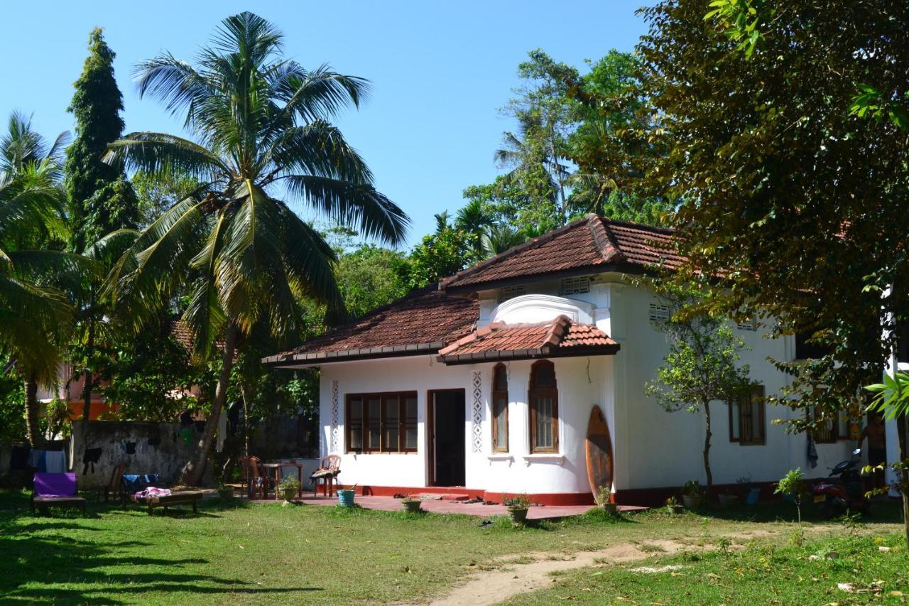 Siri Medura Surf Yoga Meditation Guesthouse And Hostel Weligama Esterno foto