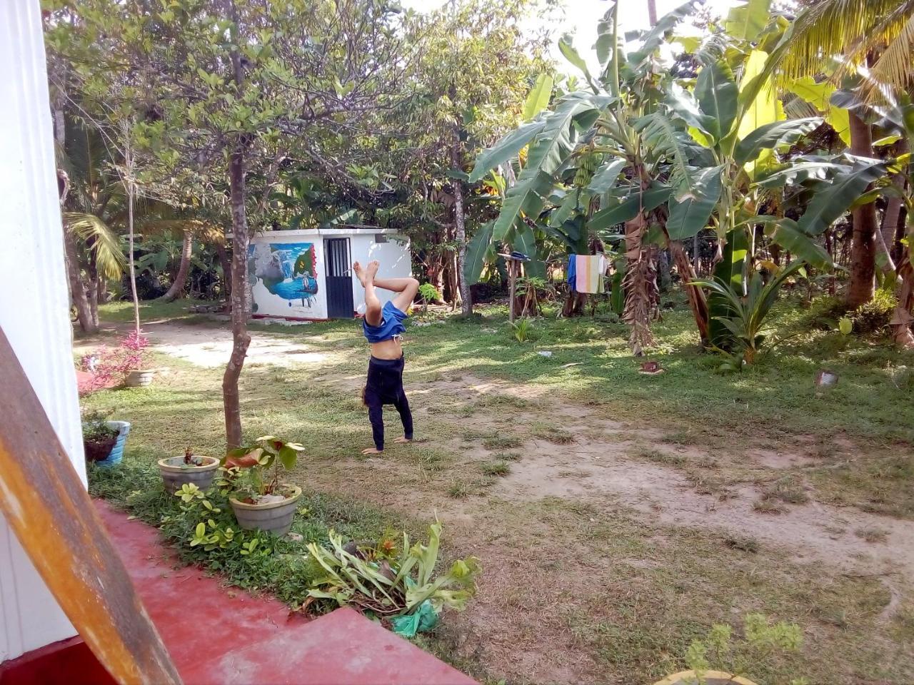 Siri Medura Surf Yoga Meditation Guesthouse And Hostel Weligama Esterno foto
